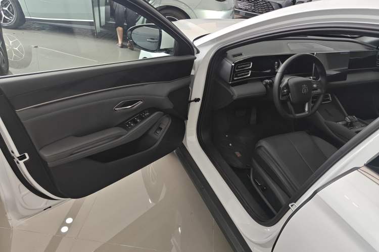 Used BYD Qin L 2025 DM-i Smart Drive 120KM Leading Model