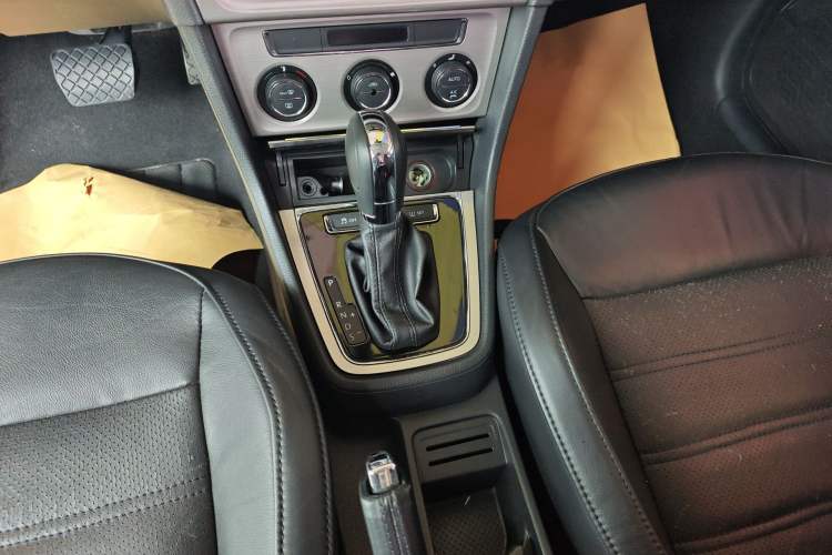 Used Volkswagen Lavida 2013 Revised Version 1.6L Automatic Luxury Edition Gear Lever