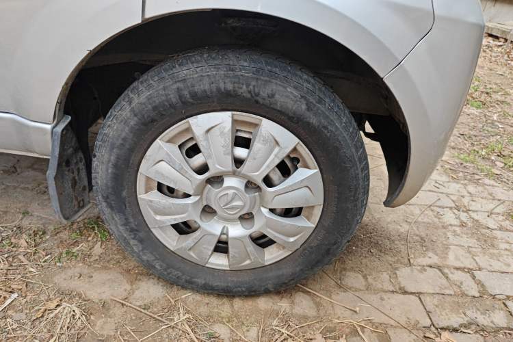 Used BAIC Weiwang 306 2011 1.3L Comfort version 7 seats Right Front Wheel Hub