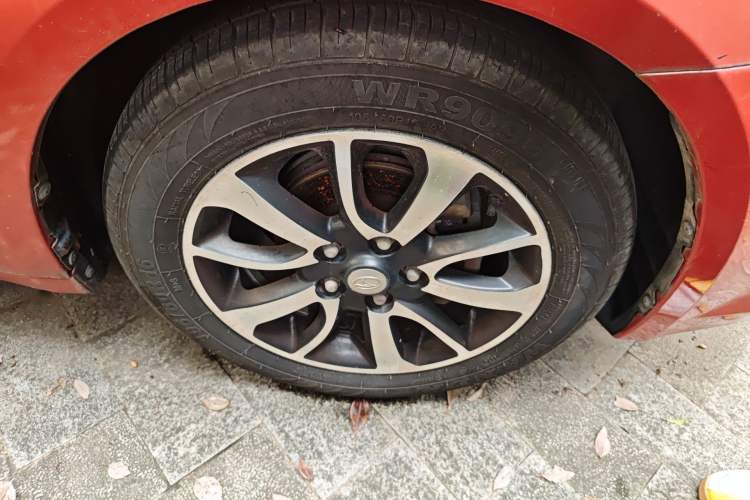 Used Soueast V6 Lingshi 2013 1.5L CVT Elite Edition Right Front Wheel Hub