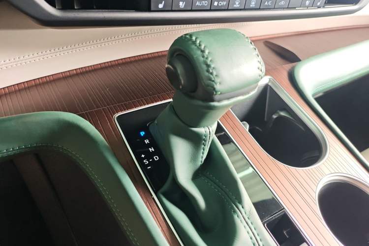 Used Toyota SIENNA 2021 2.5L Hybrid Comfort Edition Gear Lever