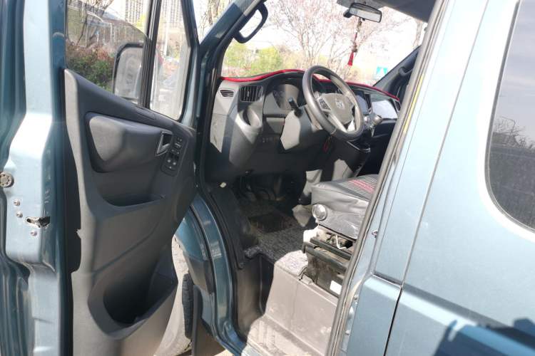 Used Foton Toano 2024 Tuyano Pro Multi-Function 2.0T Manual Rear-Drive Long Wheelbase Mid-Roof Design Single Rear Tire—Available in 5/6/7/9-Seater Configurations Driver Seat