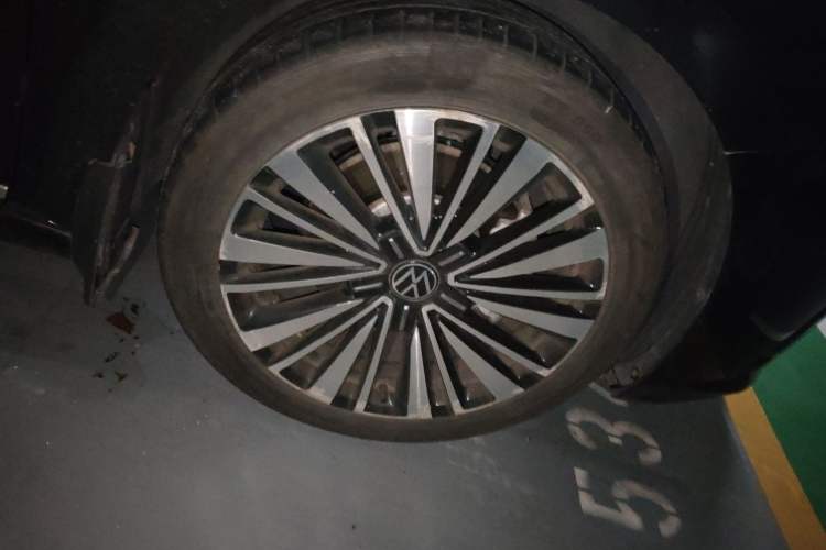 Used Volkswagen Passat 2021 330TSI Luxury Edition Right Front Wheel Hub