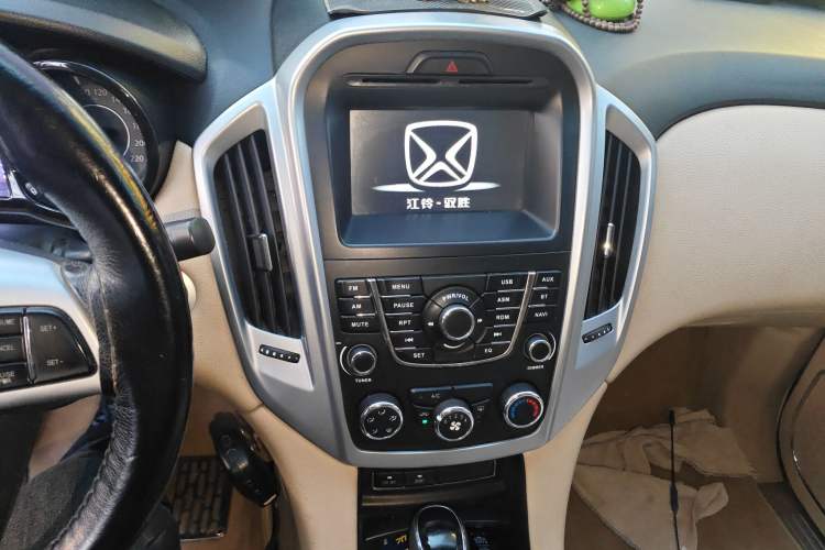 Used JMC Yusheng S350 2013 2.4T Automatic 2WD Diesel Luxury Edition 5 Seats Audio And AC Panel