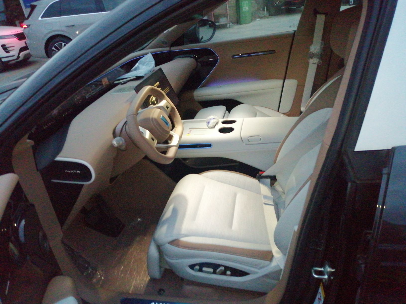 المقاعد الأمامية داخل السيارة