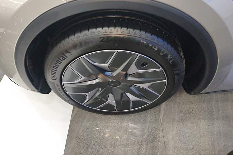 Used Tesla Model Y L 2025 Model Long-Range All-Wheel-Drive Version