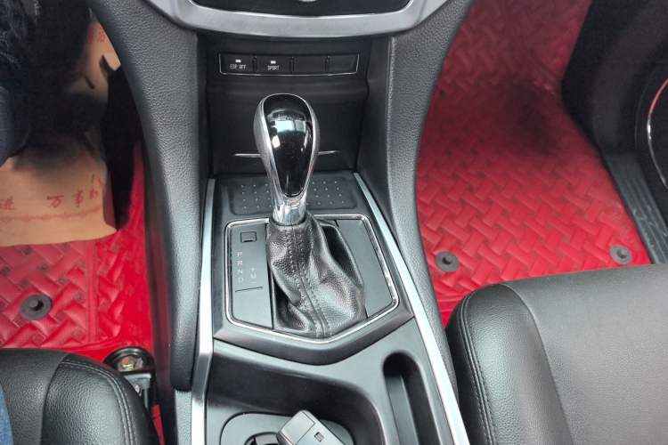 Used JMC Yusheng S350 2014 2.4T Automatic 2WD Diesel Luxury Version with Sunroof 5 Seats