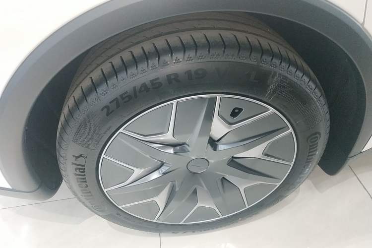 Used Tesla Model Y L 2025 Model Long-Range All-Wheel-Drive Version Exterior 5