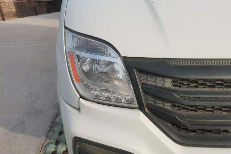 Used SAIC MAXUS Xintu V80 2018 2.5T 6-Speed Manual Aoyuntong Short Wheelbase Mid-Height 5-6 Seater