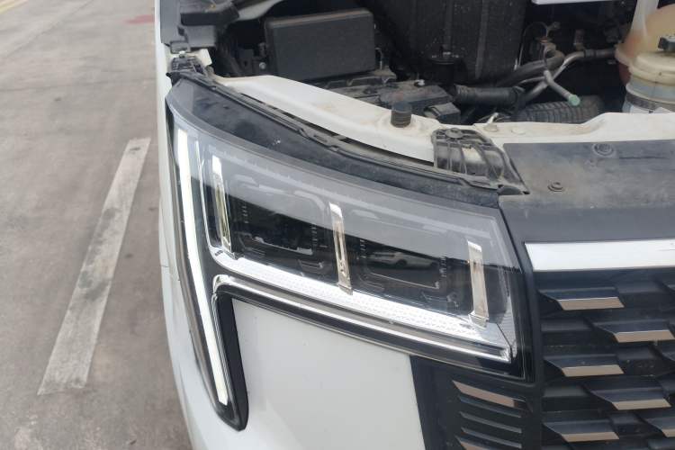 Used SAIC MAXUS Xintu V80 2024 Aotuntong 6MT Short-Wheelbase Mid-Roof Model with 127 Ps 5/6 Seats
