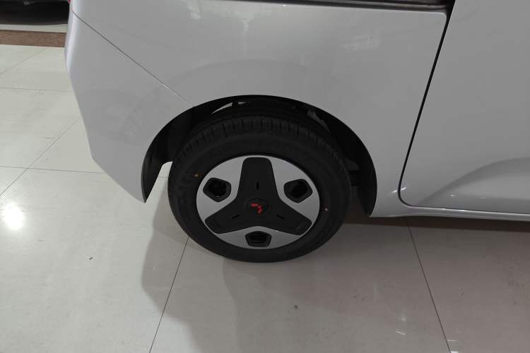 Used Wuling Zhiguang New Energy 2025 Model 305km Ambitious Edition Right Rear Wheel Hub