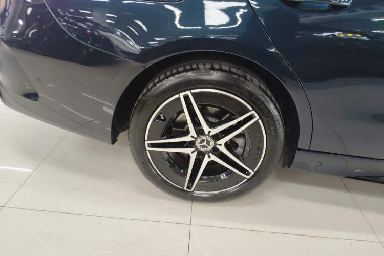 Used Mercedes-Benz C-Class 2024 Second Facelift C 260 L Starry Night Sport Edition Right Rear Wheel Hub