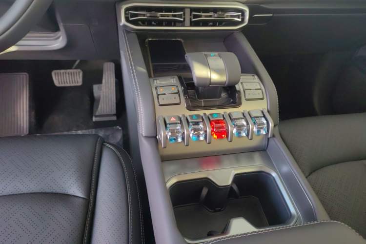 Used Formula Leopard Titanium 3 2025 501 km Range Rear-Wheel Drive Intelligent Driving Max Edition