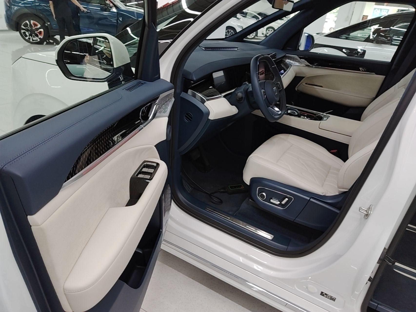 Zeekr 009 2024 7-Seater Walk-Through Version Four-Wheel Drive 108 kWh — снимка 18