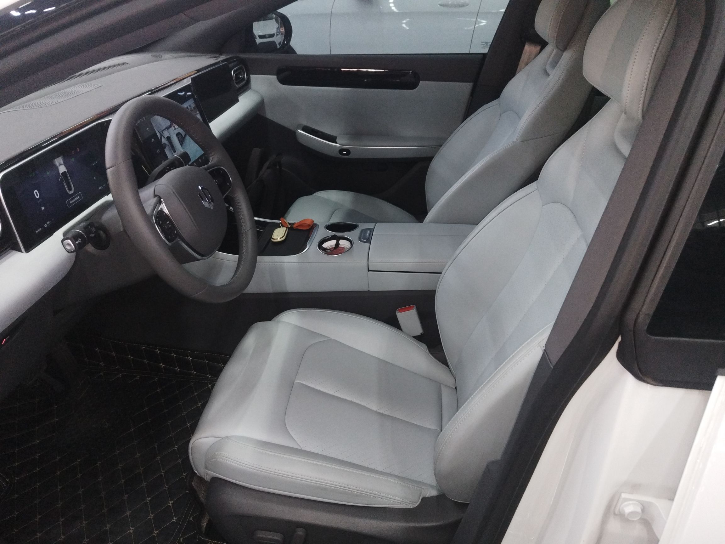 Переднее сиденье в автомобиле