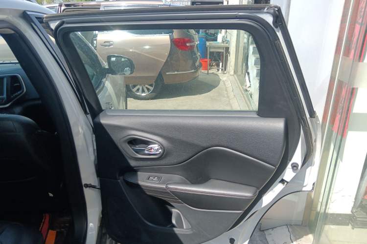 Used Jeep Cherokee 2016 2.0L Superior Edition