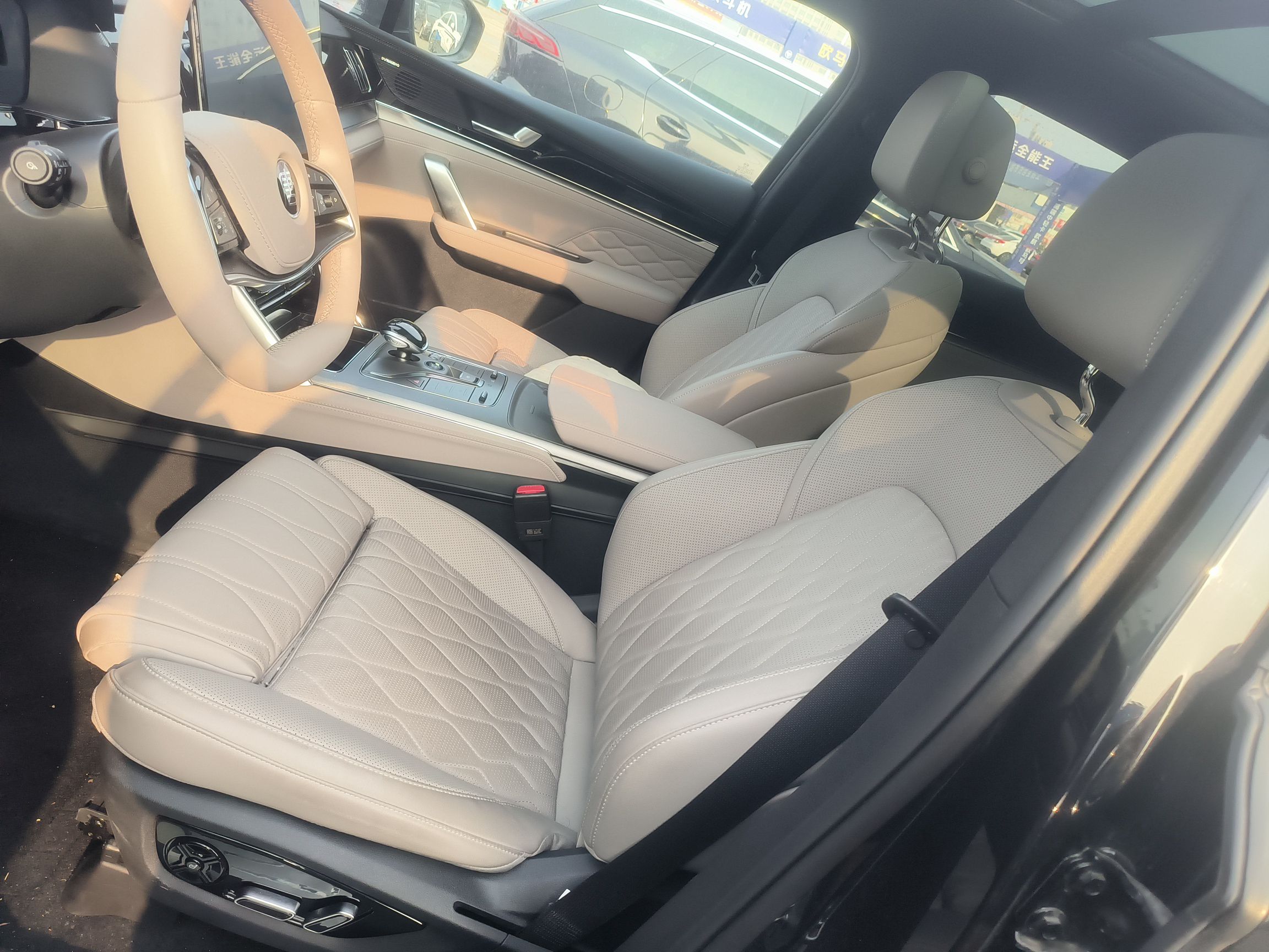 المقاعد الأمامية داخل السيارة