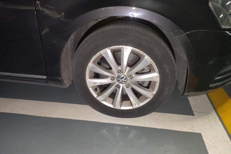 Used Volkswagen Magotan 2013 1.8TSI Premier Model Right Front Wheel Hub