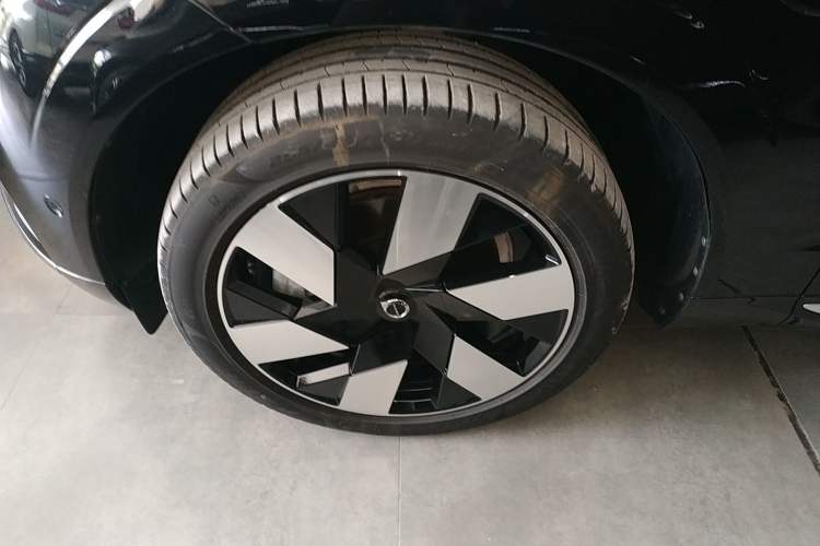 Used Volvo XC60 New Energy 2024 T8 Plug-in Hybrid Long-Range All-Wheel Drive Smart Luxury Edition Left Front Wheel Hub