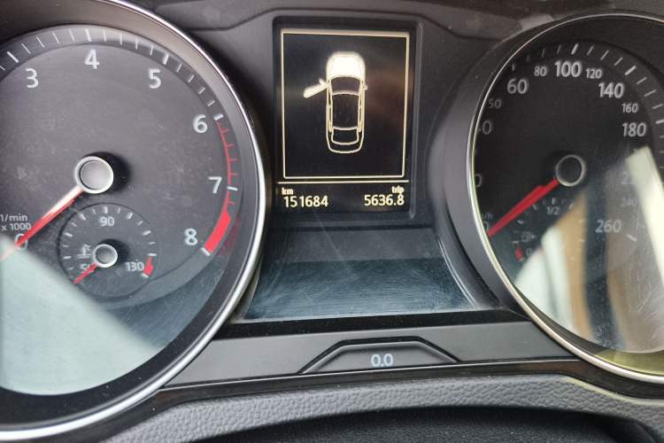 Used Volkswagen Magotan 2018 330TSI DSG Advanced Model Odometer Close Up