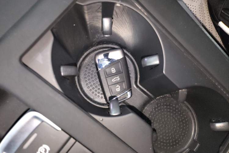 Used Volkswagen Magotan 2024 2 Million Units Zhongxiang Version 330TSI DSG Luxury Edition Vehicle Key