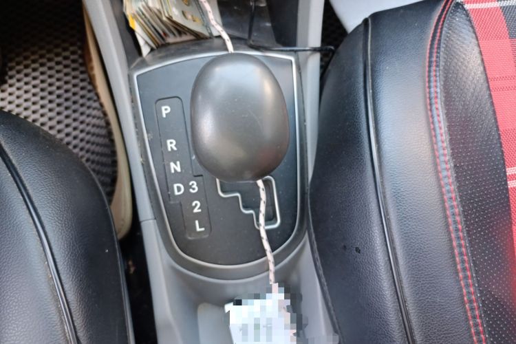 Used Hyundai Verna (older generation) 2014 1.4L Automatic Leading-Edge GLX Gear Lever