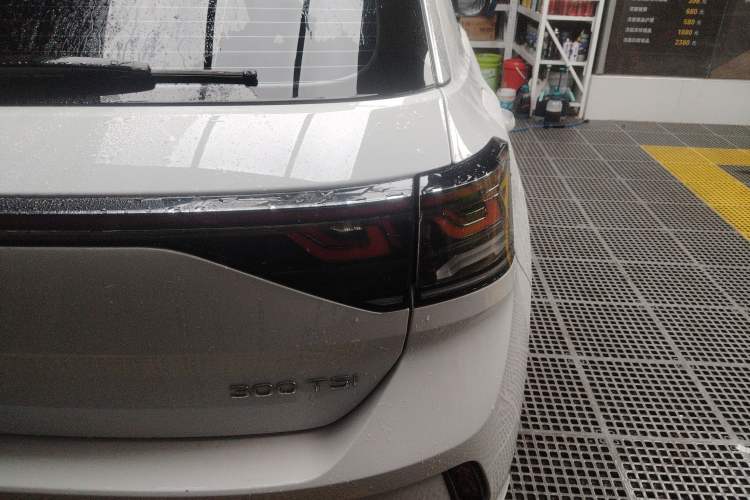 Used Volkswagen T-ROC 2023 300TSI DSG Two-Wheel-Drive Chen Guang Edition Exterior 3