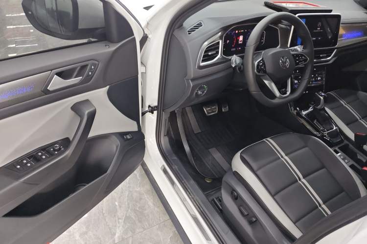 Used Volkswagen T-ROC 2024 300TSI DSG Two-Wheel-Drive Chen Guang Edition
