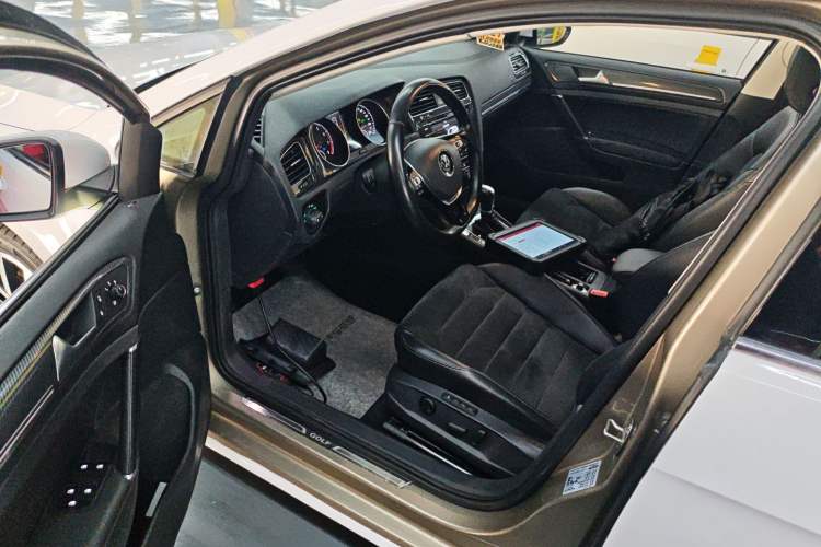 Used Volkswagen Golf 2018 230TSI Automatic Luxury Version
