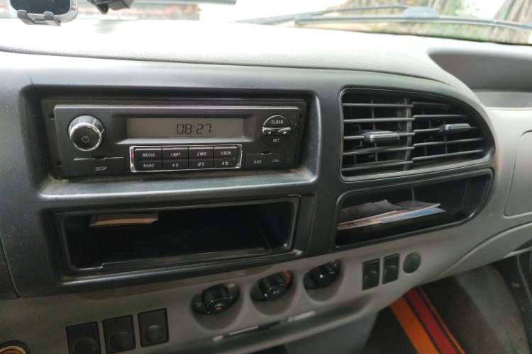 Used JMC Transit 2019 2.8T Commercial Version Short Wheelbase Mid-Roof 6-Seater China VI JX493 Audio And AC Panel