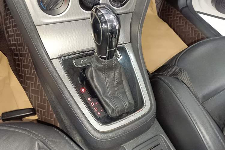 Used Volkswagen Gran Lavida 2013 1.4 TSI Automatic Comfort Model Gear Lever