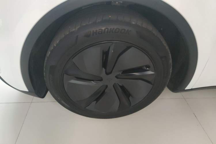 Used Tesla Model Y 2025 Long-Range All-Wheel-Drive Version