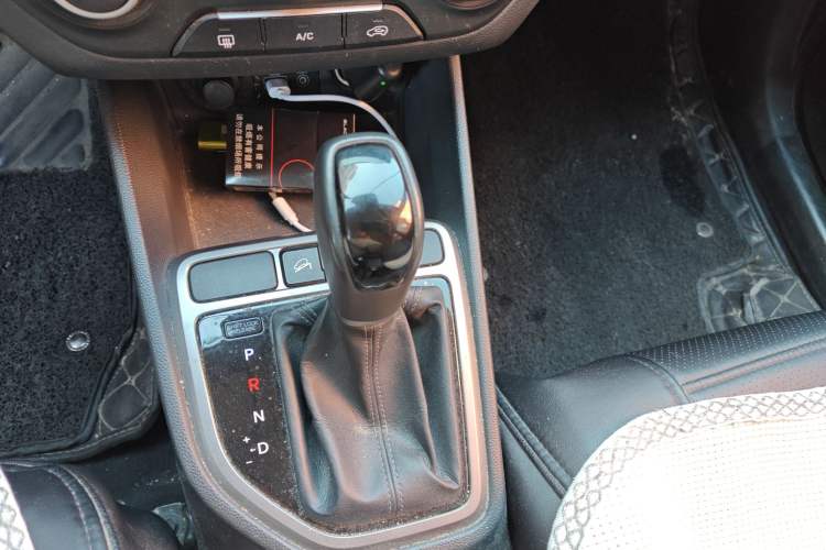 Used Hyundai ix25 2015 1.6L Automatic Two-Wheel Drive Smart GLS Trim Gear Lever