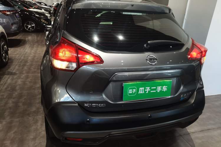 Used Nissan Kicks 2018 1.5L CVT Smart Connect Luxury Edition Exterior 4