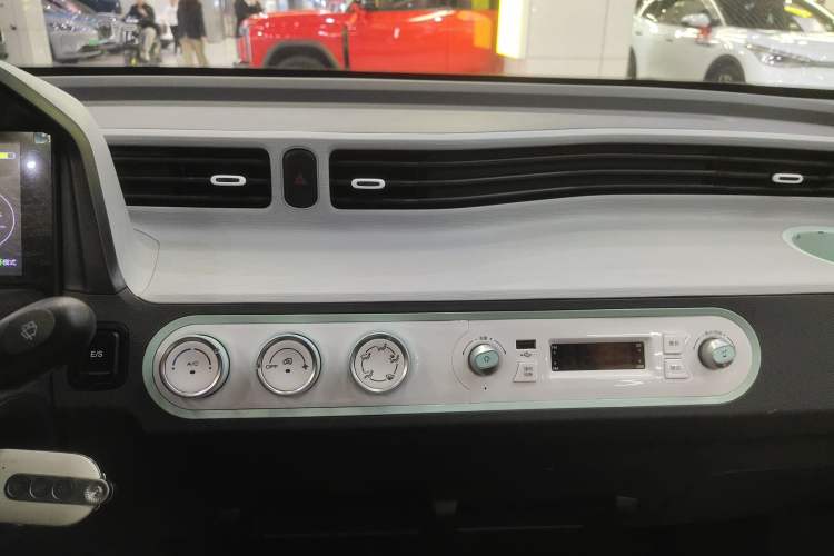 Used Wuling Hongguang MINIEV 2022 Macaron Premium Model – Lithium Iron Phosphate Audio And AC Panel