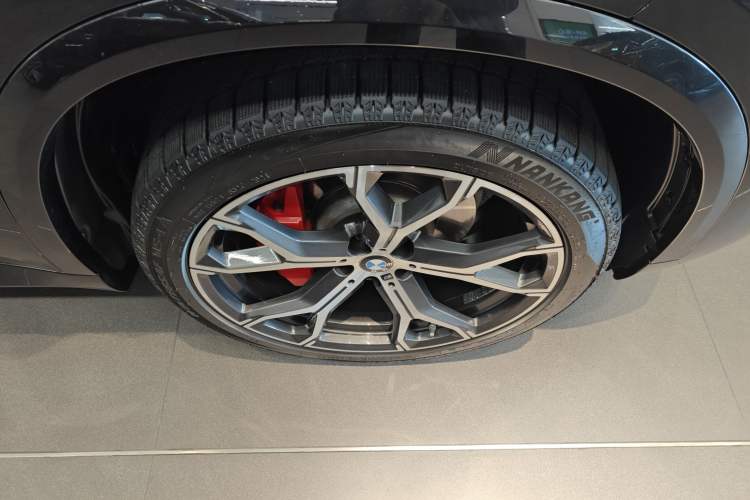 Used BMW X5 2023 xDrive 30Li Luxury M Sport Package Right Front Wheel Hub