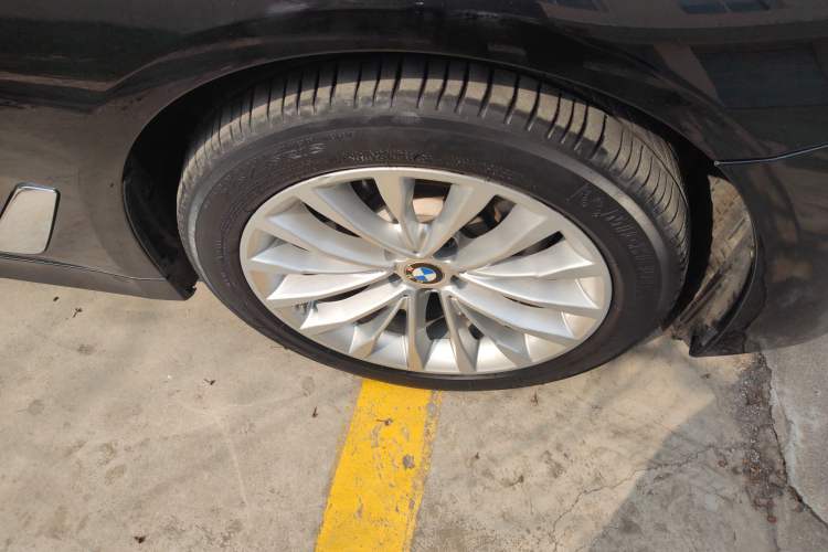 Used BMW 5 Series New Energy 2021 535Le Luxury Package Right Front Wheel Hub