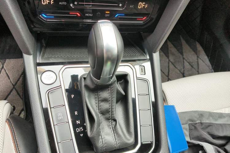 Used Volkswagen Magotan 2023 2 Million Units Commemorative Edition 330TSI DSG Luxury Version Gear Lever
