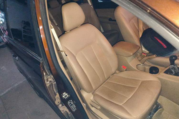 Used Baojun 730 2014 1.5L manual Comfort ESP version 7 seats Right Front Seat