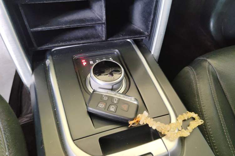 Used Land Rover Discovery Sport 2016 2.0T SE Gear Lever