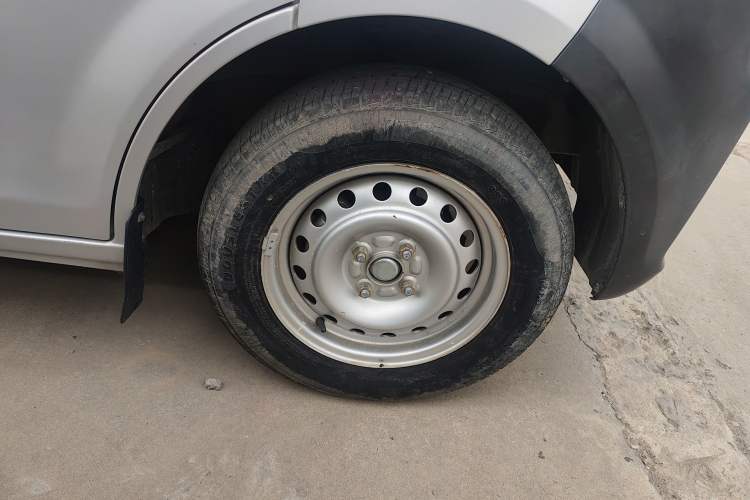 Used CHANGAN KUAYUE Xing V3 2023 1.5L Gasoline Standard Edition 2-Seat Van Right Front Wheel Hub