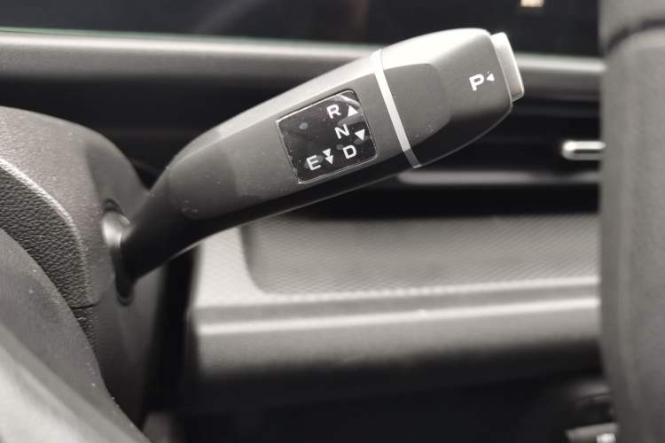 Used CHANGAN KAICHENG V919 2025 Model Speed Transport Cabin, CATL 53kWh, Short Wheelbase High-Roof Smart 6-seater Gear Lever