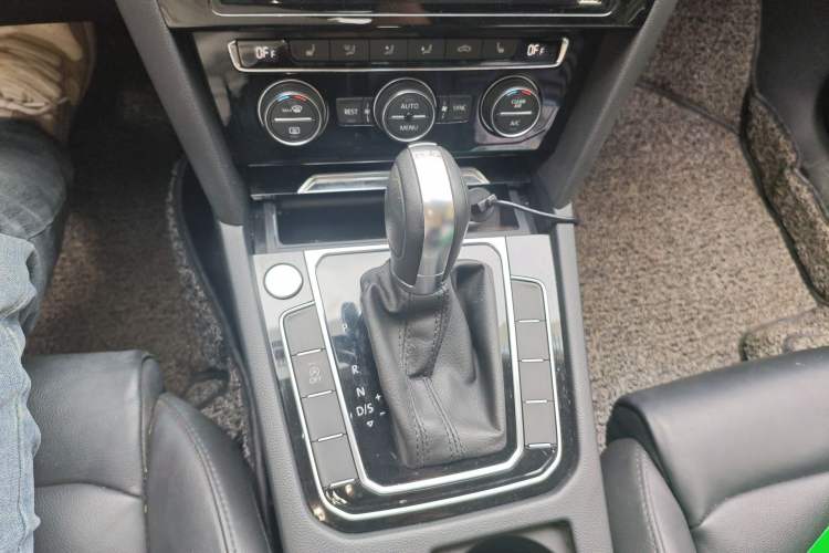 Used Volkswagen Magotan 2019 330TSI DSG Luxury Version China VI Standard Gear Lever