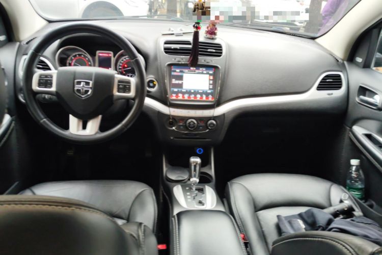 Used Dodge Journey 2013 2.4L Two-Wheel Drive Luxury Version Center Console