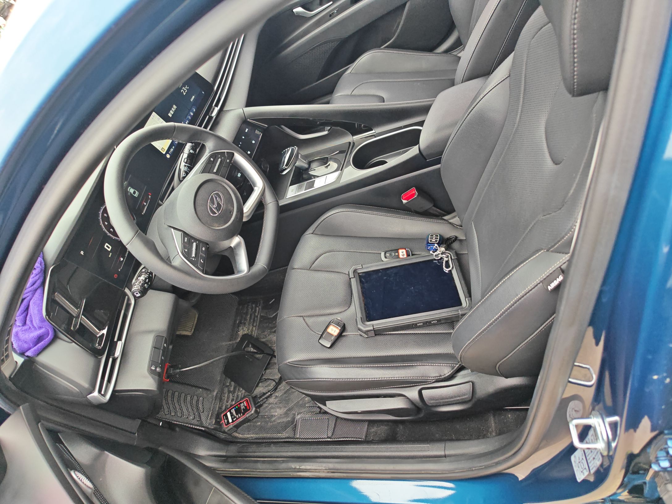 المقاعد الأمامية داخل السيارة