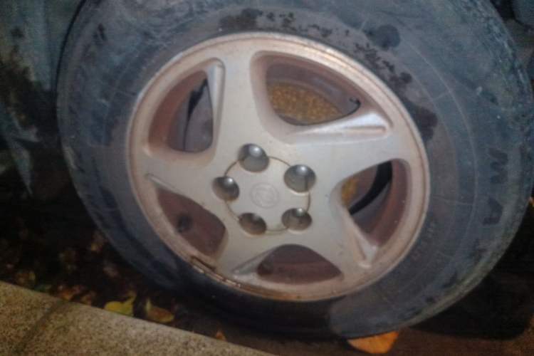 Used FORTHING Lingzhi 2013 M3 1.6L 7-Seater Luxury Model Right Front Wheel Hub