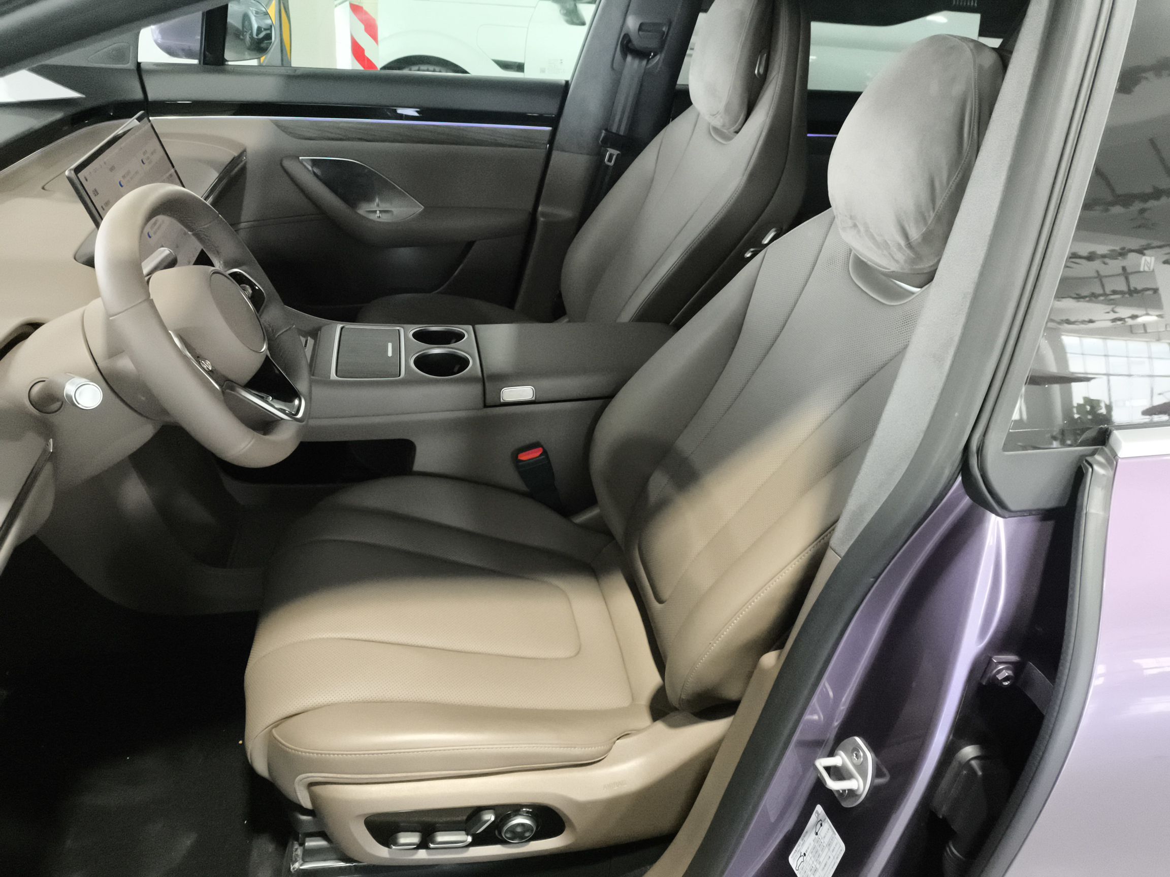 المقاعد الأمامية داخل السيارة