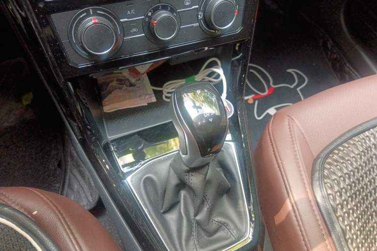 Used Volkswagen Tacqua 2021 280TSI DSG R-Line Connected Version Gear Lever