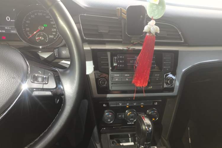 Used Volkswagen Lamando 2015 280TSI DSG Comfort Edition Audio And AC Panel