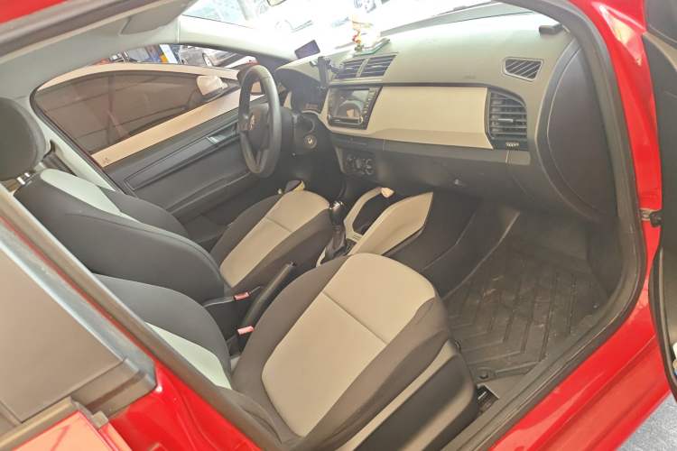 Used Skoda Fabia 2015 1.4L Automatic Front-Drive Model Right Front Seat